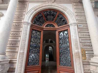 Il piano terra presenta uno zoccolo lavorato a bugnato e un grande portale di ingresso con arco a tutto sesto fiancheggiato da due colonne con capitelli decorati a motivi floreali